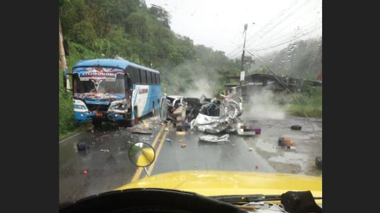 Accidente de tránsito en la vía Alóag – Santo Domingo deja heridos y fallecidos