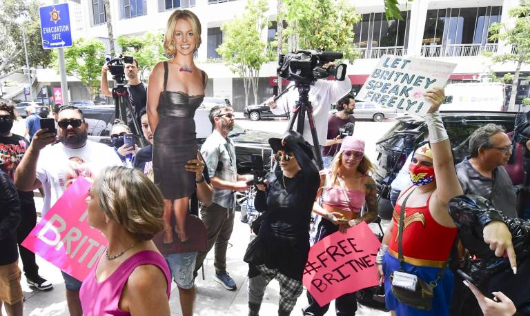 $!Un grupo de fans de Britney de Los Ángeles se reunieron a protestar en favor de la cantante.