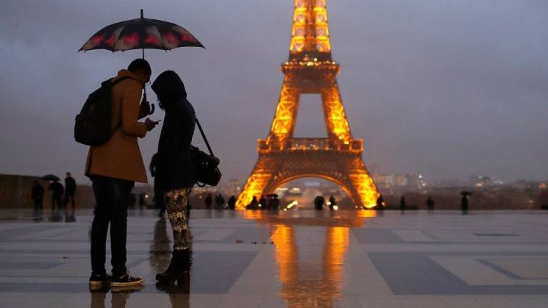 La Torre Eiffel se apagará en homenaje a afectados del atentado en Québec