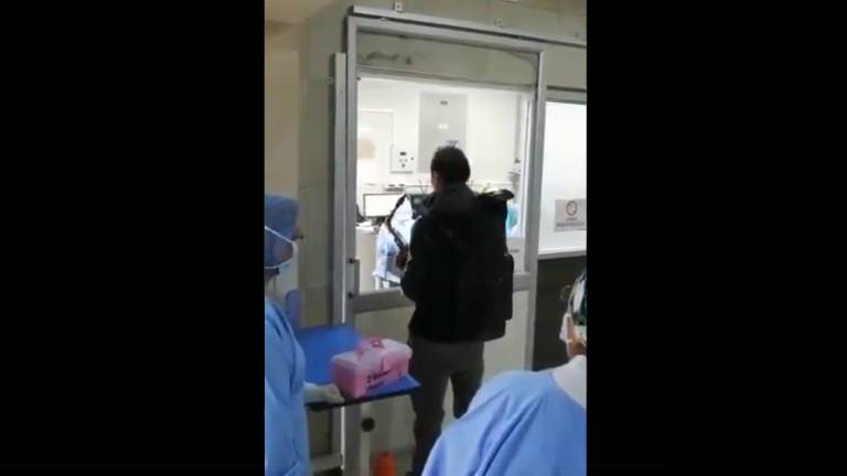 Músico toca para su padre que está en un hospital de Quito con coronavirus