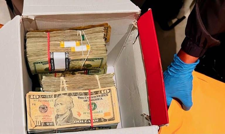 $!Dinero en efectivo decomisado durante el operativo.