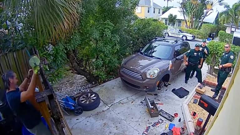 Policía en EEUU fue a auxiliar a una "mujer" y encontró una sorpresa