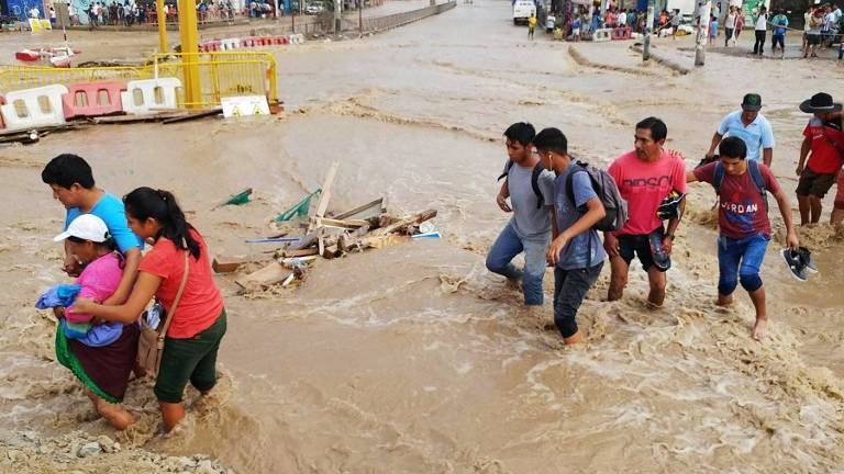 Ecuador facilitará ayuda por inundaciones en Perú
