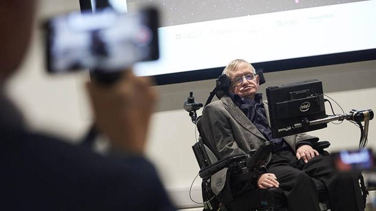 Libro de Stephen Hawking da "breves respuestas a las grandes preguntas"