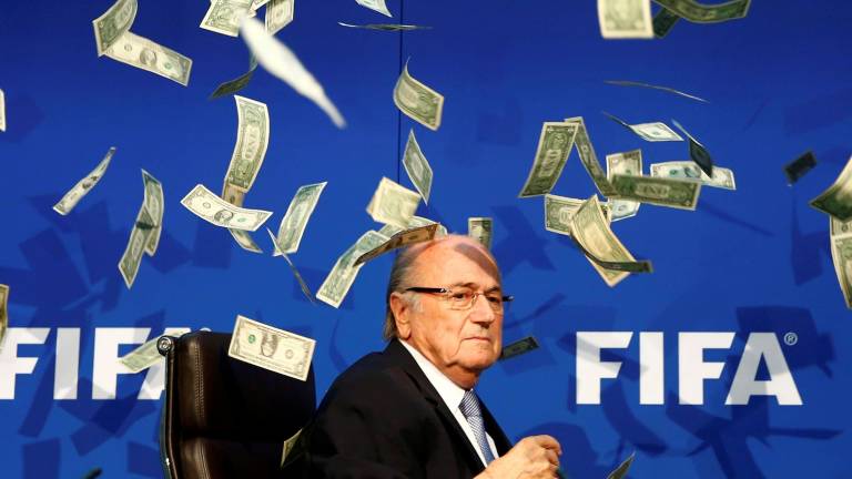 Arrojan billetes al presidente de la FIFA