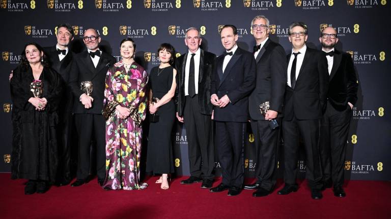 El director británico alemán Edward Berger, el actor italiano Isabella Rossellini y el actor británico Ralph Fiennes con el premio a la mejor película por Cónclave.