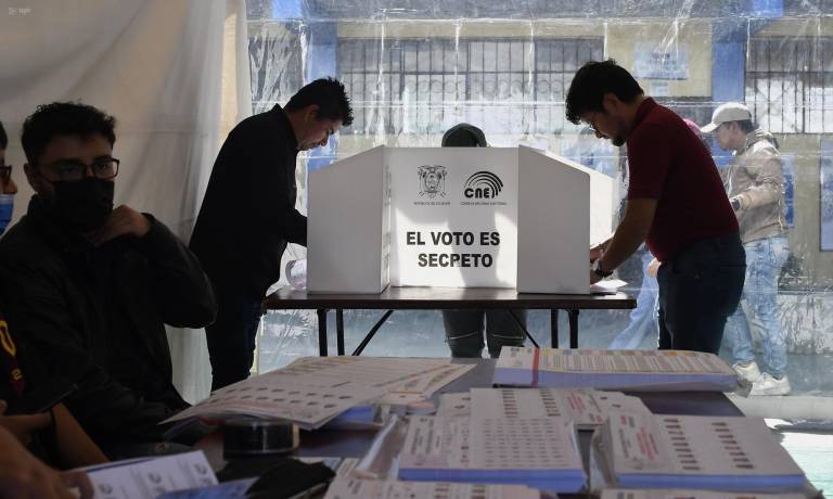 $!Fotografía que muestra a personas votando durante los últimos comicios generales de Ecuador.