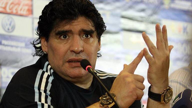 Maradona envía ramo de rosas y un mensaje a Cristina Fernández