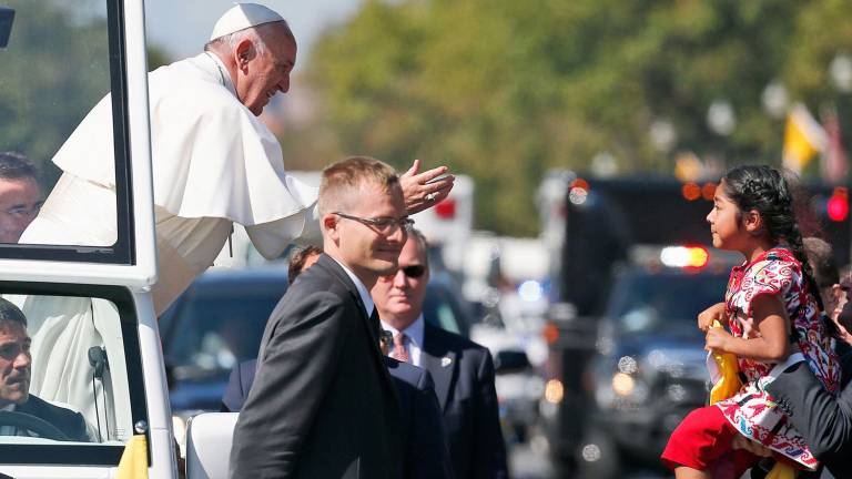 Niña entrega al papa carta en defensa de inmigrantes