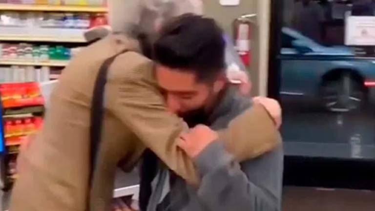 Abuelita gana la lotería y comparte el premio con el cajero que le vendió el boleto