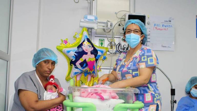 Azuay: Bebé nació en un inodoro, la dieron por muerta, pero minutos después reaccionó