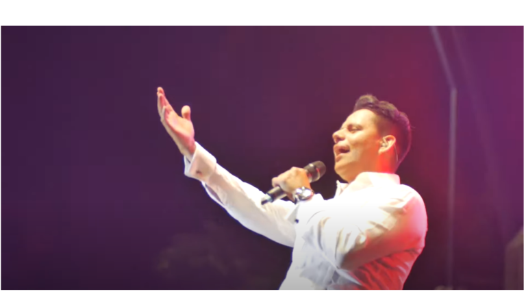 Jhonatan Luna rinde un emotivo tributo musical por el Día del Padre en un espectaculo en vivo