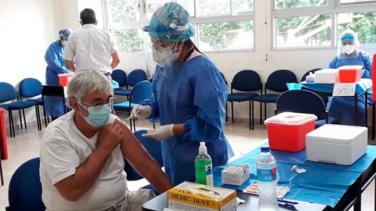 28 puntos de vacunación estarán habilitados este fin de semana en Guayaquil y Quito