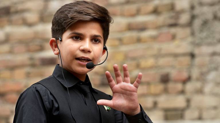 Niño se convierte en una sensación en Pakistán con sus charlas motivadoras