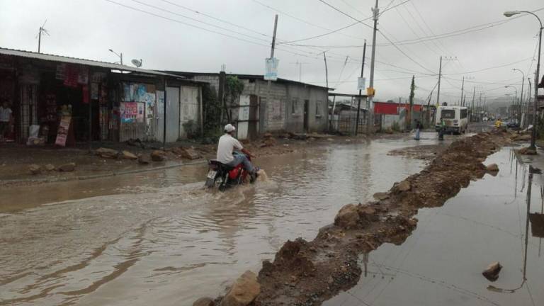 Lluvias en Guayaquil y Quito causan inundaciones y tráfico