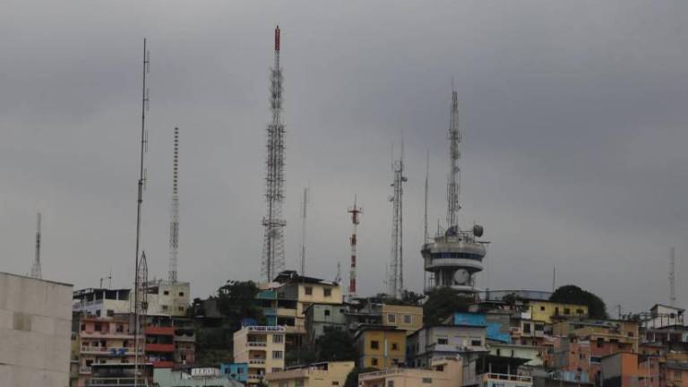 Las antenas que proveen de servicios móviles de telecomunicaciones enfrentan los problemas de transmisión durante los apagones en el país.