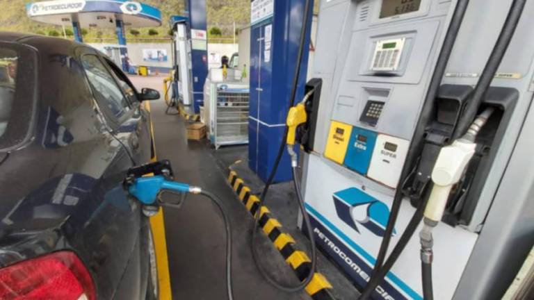 Ecuador no abandonará la banda de fijación de precio de las gasolinas, asegura ministro