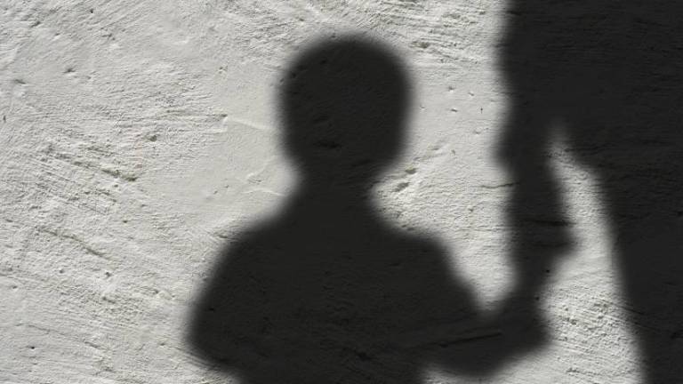 Guayaquil: madre y padrastro de niñas de 6 y 9 años son acusados de pornografía infantil