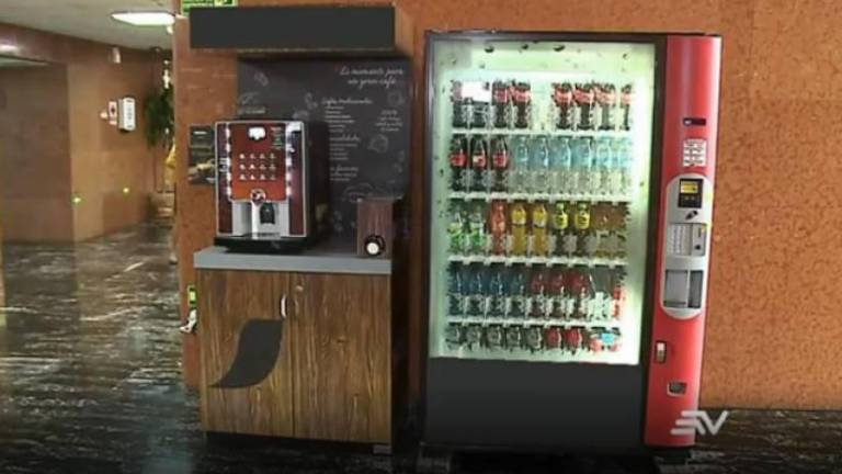 Ni las máquinas dispensadoras de snacks y bebidas de la Asamblea se salvan de la sospecha de coimas