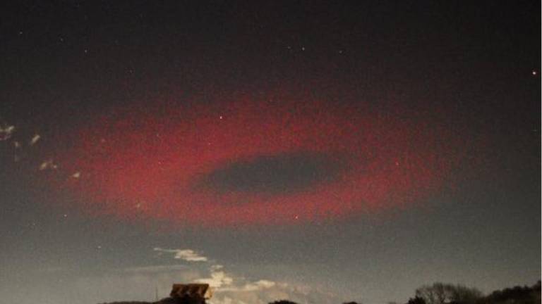 El misterioso anillo de luz roja que un fotógrafo captó en el cielo de Possagno, localidad de Italia