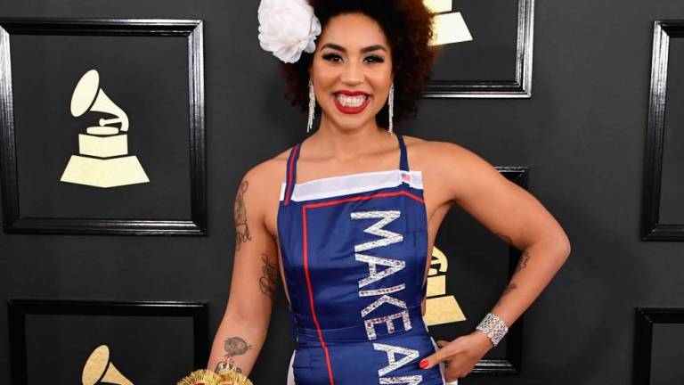 Vestido alusivo a Trump acaparó la atención en los premios Grammy