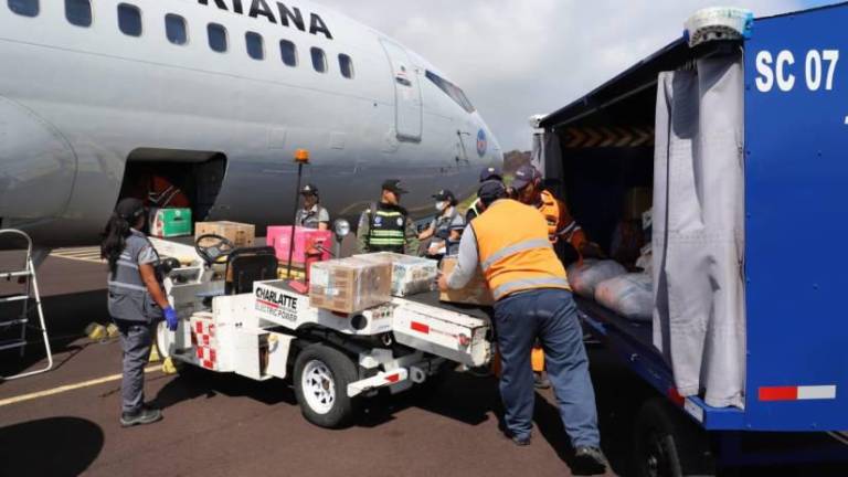 Desabastecimiento en Galápagos: Fuerzas Armadas activan conexión para llevar gas y alimentos