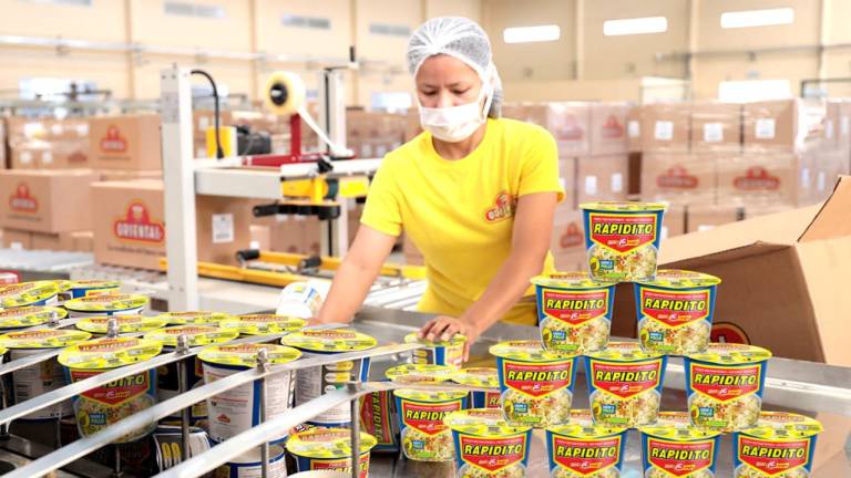 Fideos y salsas ecuatorianas llegan a perchas de supermercados en Panamá