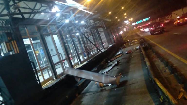 Por invasión de carril, parada de la Metrovía, en Guayaquil, sufre daños por sexta ocasión