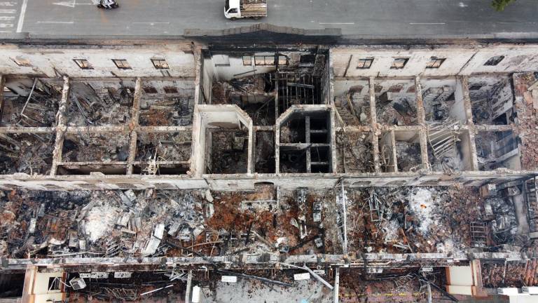 Palacio de Justicia en Colombia fue reducido a escombros tras incendio provocado por turba