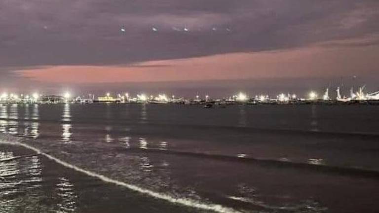 Ciudadano fotografió a supuestos OVNIS en el cielo de Manta