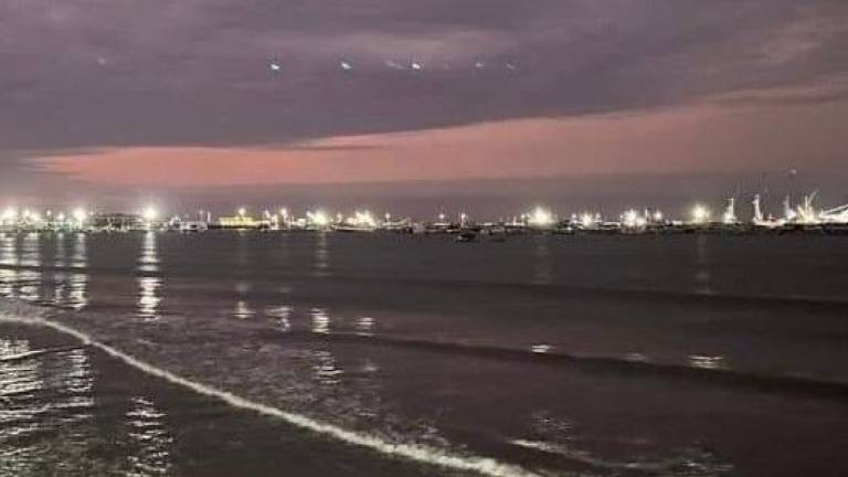 Ciudadano fotografió a supuestos OVNIS en el cielo de Manta