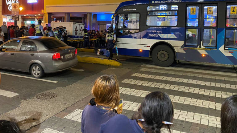 Mujer fallece en accidente de tránsito que involucra a un bus de la Metrovía