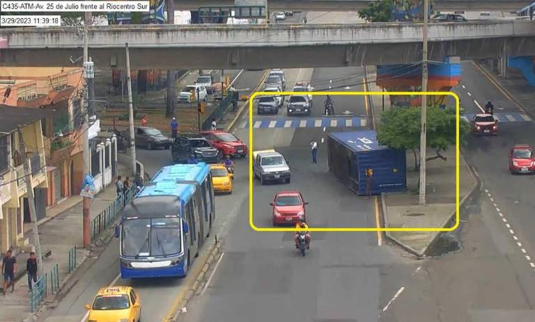 $!El 29 de marzo de 2023 se registró un contenedor volcado en la avenida 25 de Julio.