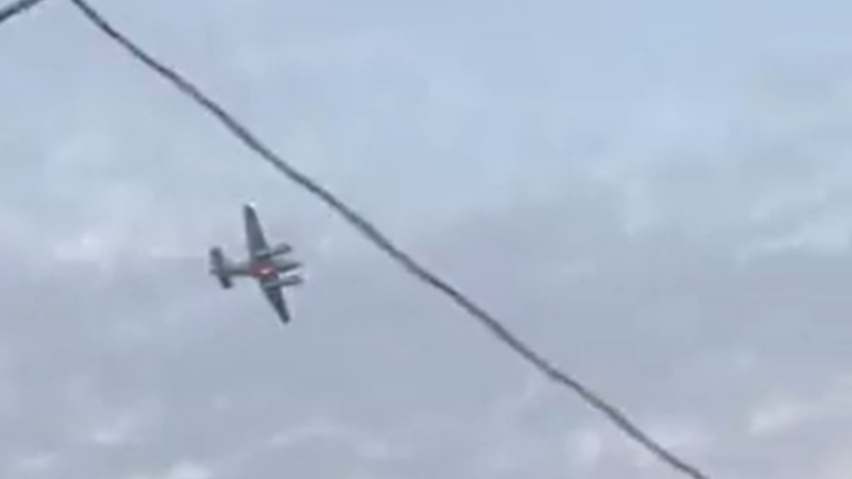 VIDEO: Hombre roba avioneta y amenaza con estrellarse contra tienda Walmart en EE.UU.