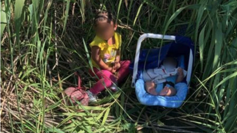 Bebé de tres meses y su hermana de dos años fueron abandonados en un río fronterizo de Estados Unidos