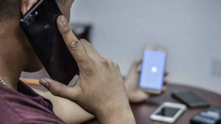 Extorsionan a periodista durante programa radial al aire en Ecuador