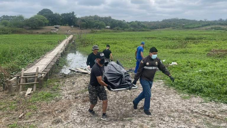 Personal de la Policía Nacional retiró los cadáveres.