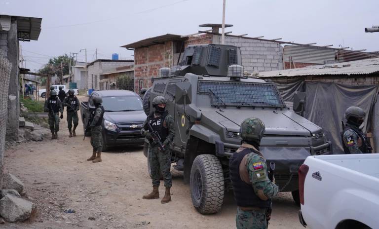$!Fotografía de una serie de allanamientos realizados en octubre de 2024 por la Policía Nacional y las Fuerzas Armadas, en sectores del cantón Durán comandados por grupos delictivos como Chonekillers y Latin Kings.