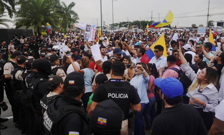 $!Hasta los exteriores de la Universidad Ecotec, dónde sesiona la Asamblea Nacional, llegó un nutrido grupo de personas a gritar consignas en contra de la ley para la eficiencia de los GAD.