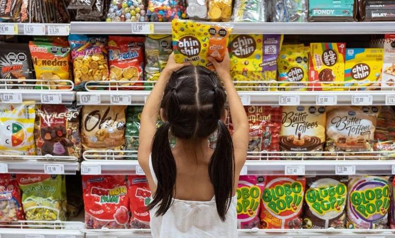 $!Niña comprando dulces en un supermercado.