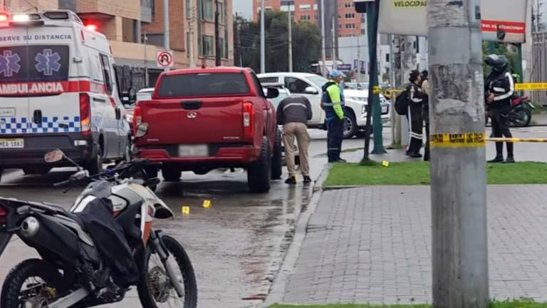 Cuenca: Dos sujetos fueron asesinados a disparos dentro de un vehículo
