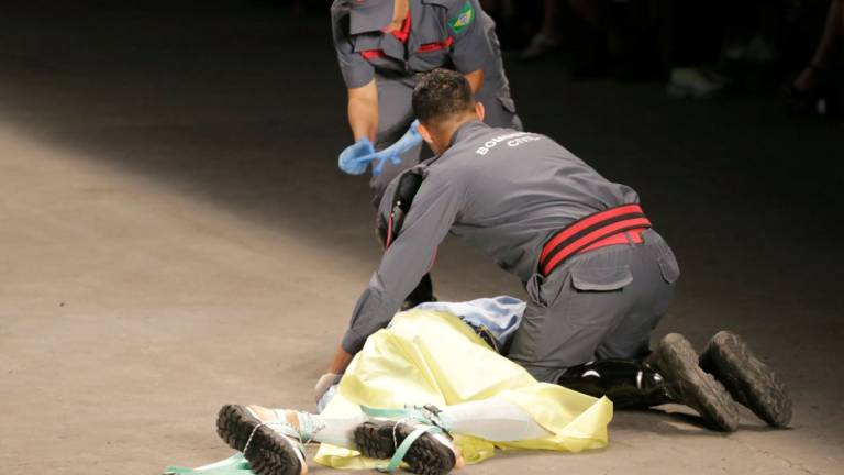 Modelo muere tras desmayarse en desfile en Sao Paulo