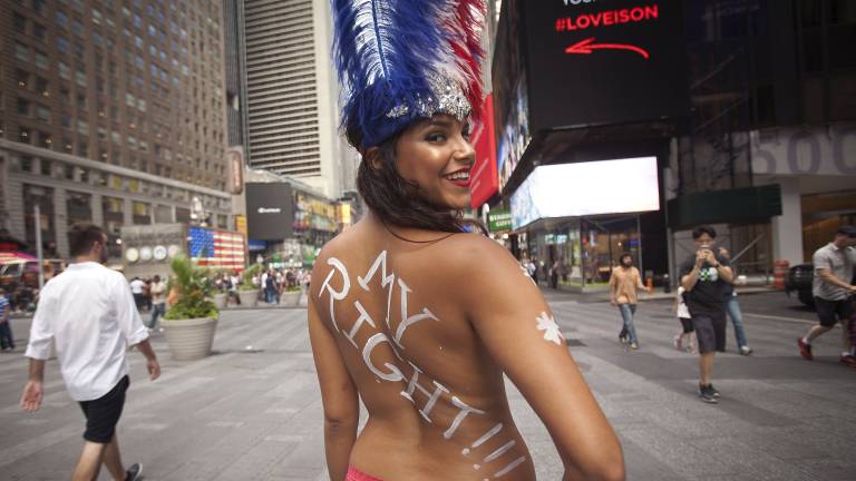 Mujeres en &quot;topless&quot; causan controversia en Times Square
