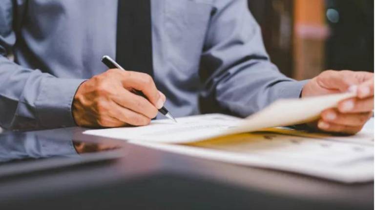 Notario es acusado de perjurio por facilitar poder para sacar 290.000 dólares de una cuenta bancaria