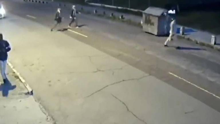 VIDEO: Jóvenes con uniforme de colegio robaron a una mujer que caminaba por un barrio del norte de Quito