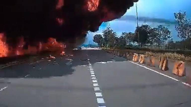 Una avioneta se estrelló en una transitada vía de Malasia, provocando la muerte de al menos una decena de personas
