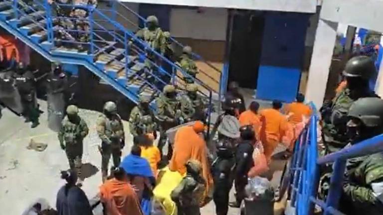El Ejército ecuatoriano señaló que esta operación es inédita en el país, e incluso en Sudámerica, en referencia al traslado de 1.200 personas privadas de libertad.