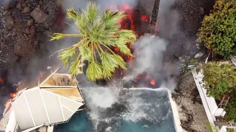 Lava del volcán en La Palma sigue su descenso: video alarma por su efecto con el agua