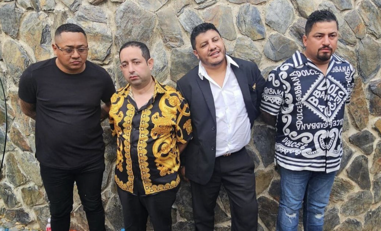 $!Fotografía tomada durante la irrupción en la narcofiesta referida, en una finca ubicada en la Vía a la Costa, a las afueras de Guayaquil. Celso Miguel Moreira, líder de Los Choneros (I-2); y Federico Gómez, alias ‘Fede’, líder de “Los Águilas” (I-1) aparecen en la foto esposados.