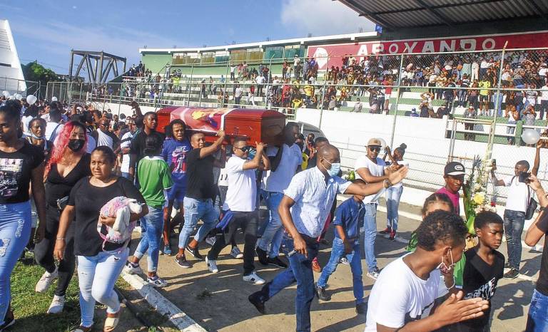 $!DESPEDIDA. Su ataúd fue paseado por la pista del estadio Folke Anderson, en Esmeraldas, donde corrió sus primeros metros cuando apenas era un adolescente. En esa pista nació una leyenda del atletismo, que ganó todo lo que compitió. Lo único pendiente fue ganar una medalla olímpica.